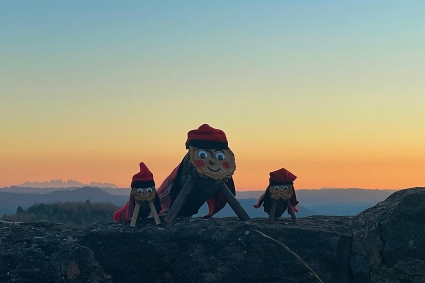 We look for Tió with a map in Montclar