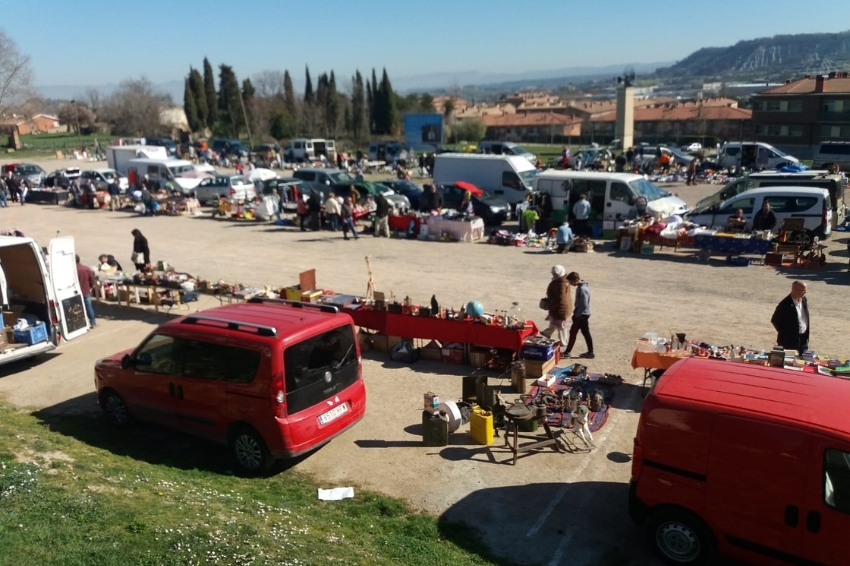 Second-Hand and Antiques Market in Tona