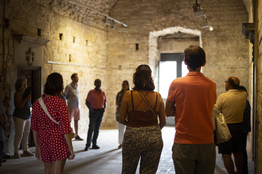 Visite guidée du Castell-Palau et de la vieille ville de Bisbal dEmpordà