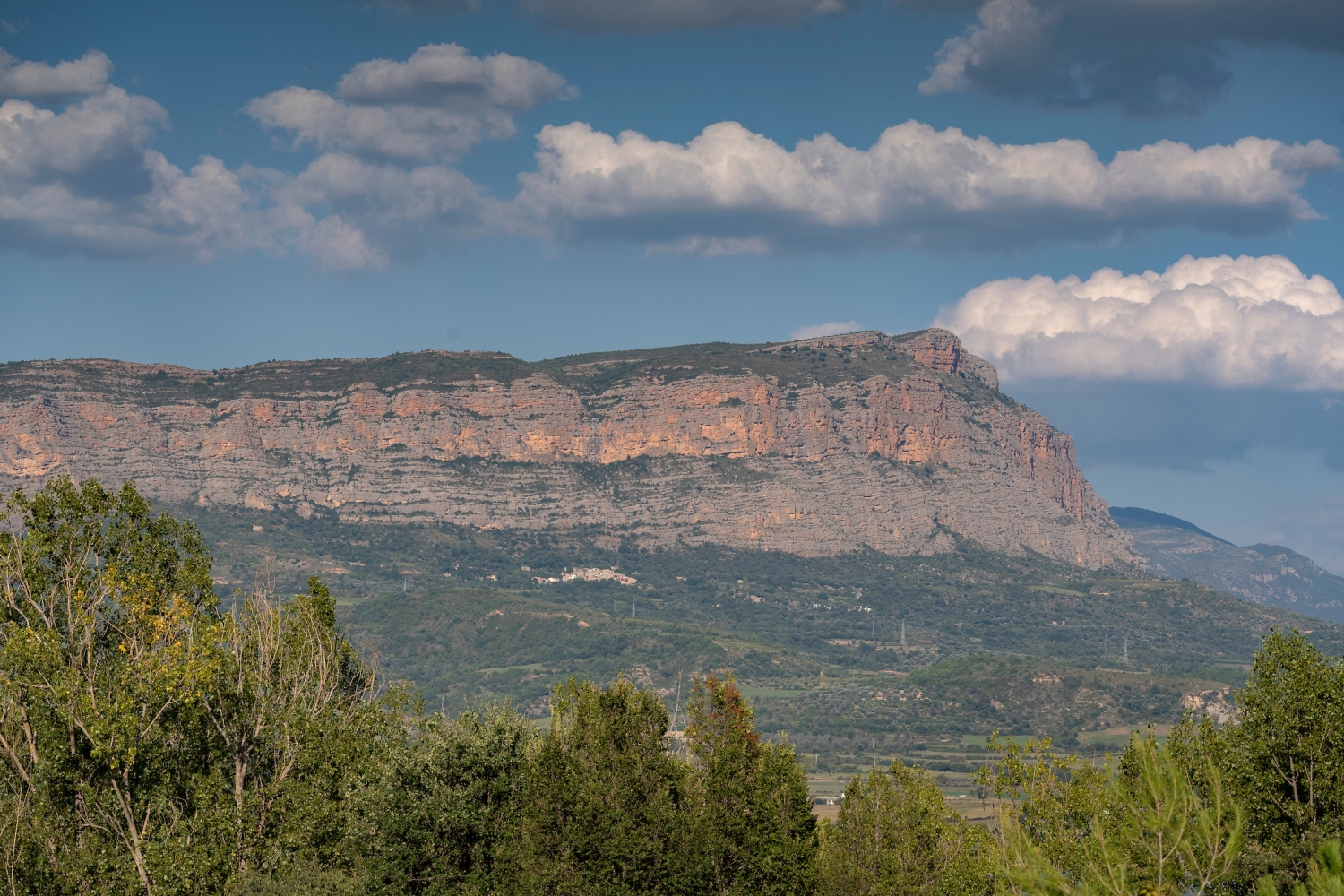 Turisme Pallars Jussà (Pessonada Cliffs In The Conca De Tremp Region On A Summer Afternoon Lleida Catalonia Spain Pyrenees_009)