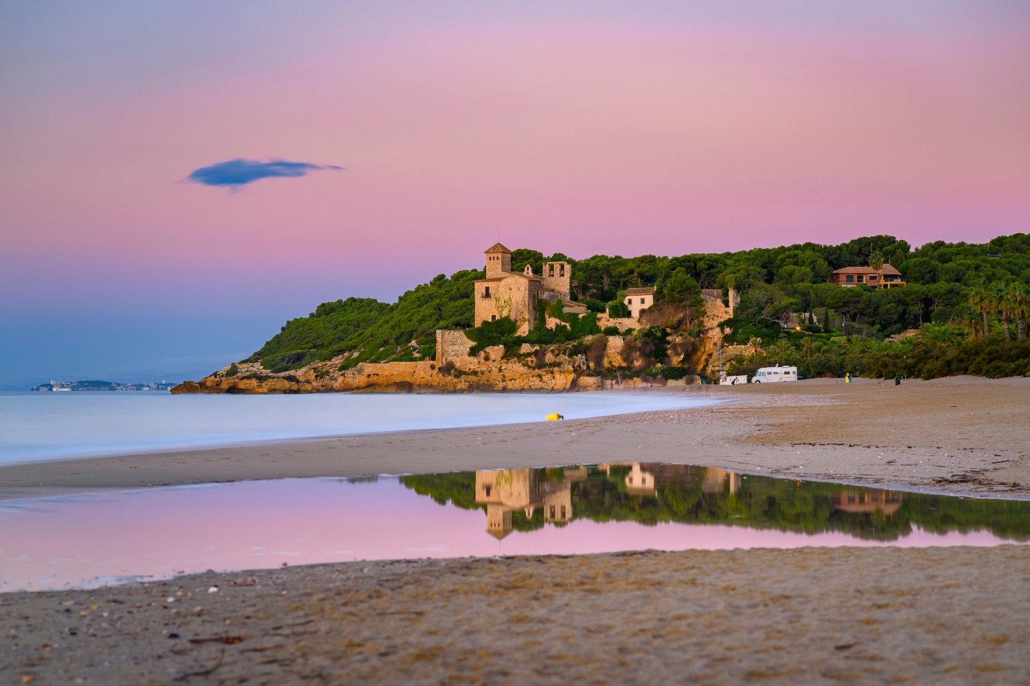 Turisme Tarragonès (Altafulla Tamarit Beach With The Tamarit Castle In The Background And The Mouth Of The Gaia River At Sunrise Tarragona Catalonia Spain_004)