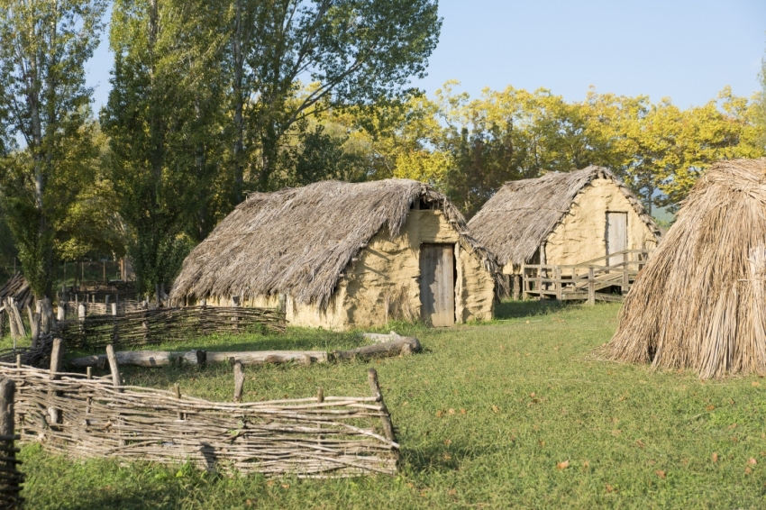 Visita al Parque Neolítico de la Draga de Banyoles (Visita Neolitic Draga Banyoles Cabanes)