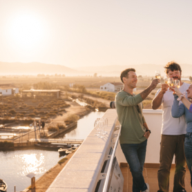Posta de sol entre flamencs a MónNatura Delta de l'Ebre