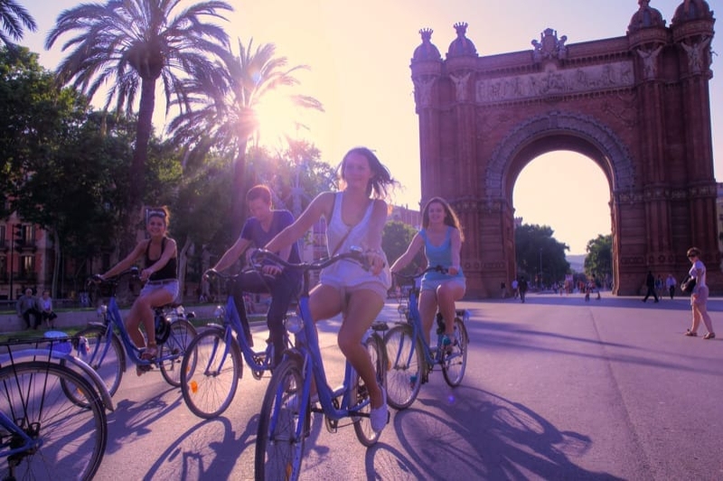 Born Bike Tours Barcelona rutes culturals (Arc Tiomf)