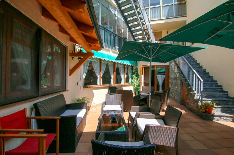 Roch Hotel - Restaurant (Pati Interior)