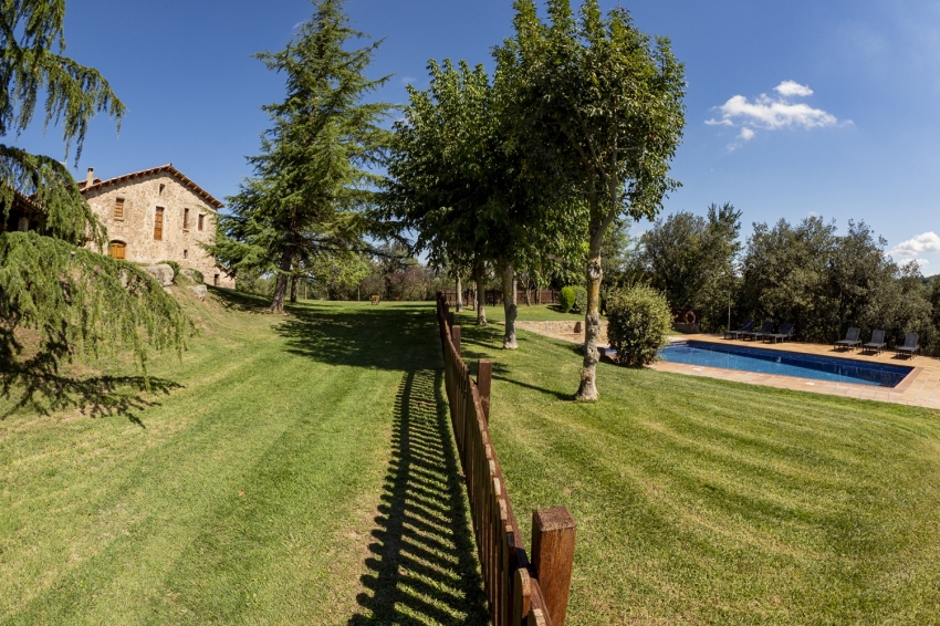 La Rovira (Vista Exterior Piscina)