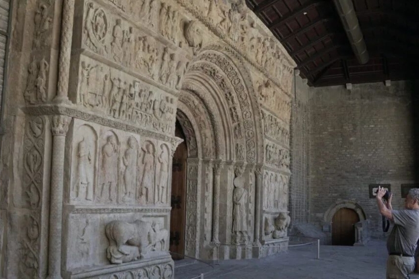 Terra de Comtes i Abats a Ripoll (Arc Entrada Monestir De Ripoll)