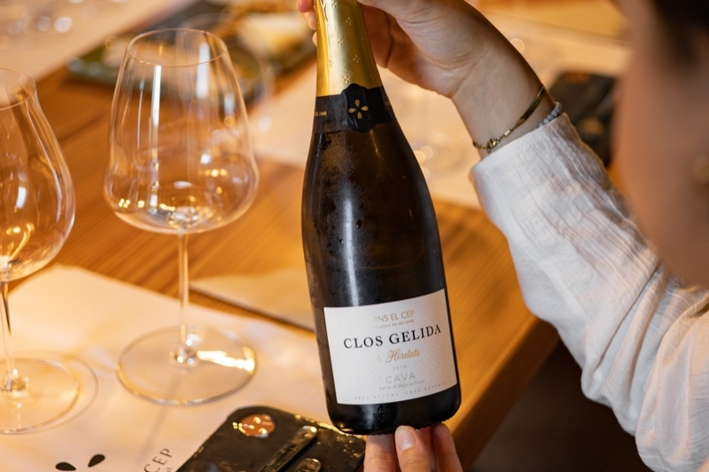 Maridatge 5 formatges amb Vins el Cep (Detall Formatges I Ampolla A Taula)