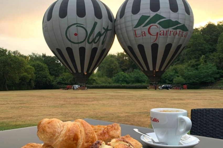 Vol en globus a la Garrotxa amb Vol de Coloms! (Cafe I Pastes Abans Del Vol En Globus A La Garrotxa)