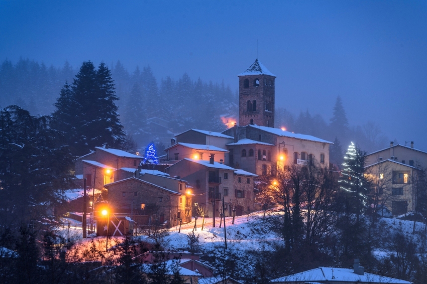 Espinelves (Poble D Espinelves Fent Se Fosc De Nit Durant Una Nevada D Hivern )