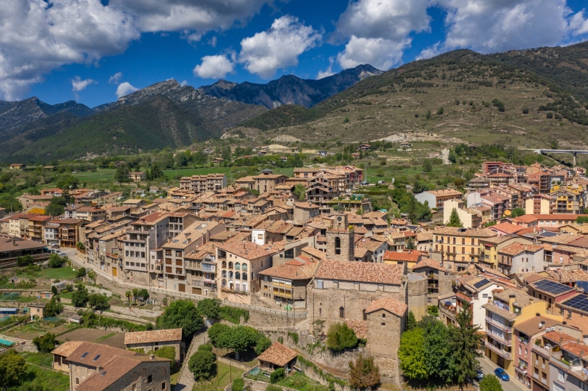 Bagà (Vista Aeria Del Poble De Baga. Al Fons La Serra Del Moixero_)