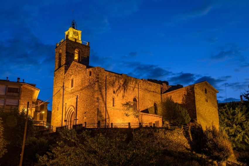 Bagà (Esglesia De Sant Esteve De Baga Illuminada De Nit A L Hora Blava)
