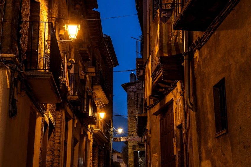 Bagà (Carrers Del Nucli Medieval De Baga A L Hora Blava I De Nit )