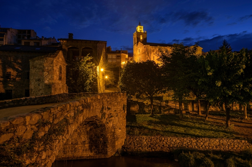 Bagà (Esglesia De Sant Esteve De Baga I Pont De La VIla Illuminats De Nit)