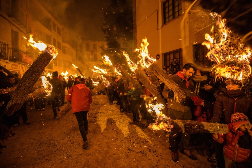 Bagà (Rebuda I Salts Sobre Les Falles A La Placa Catalunya De Baga A La Festa De La Fia Faia)