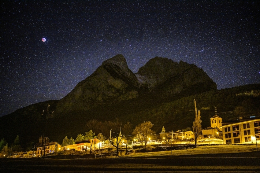 Saldes (Saldes El Pedraforca I La Lluna En Eclipsi Al Fons)
