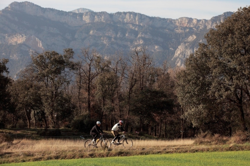 Avià (Ciclistes En Bicileta Per La Ruta BTT El Bergueda Prop D Avia. Arxiu PTCBG_._)