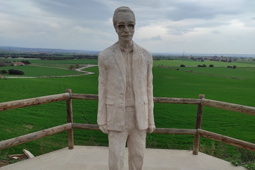 Els Plans de Sió (Estatua De Manuel De Pedrolo)