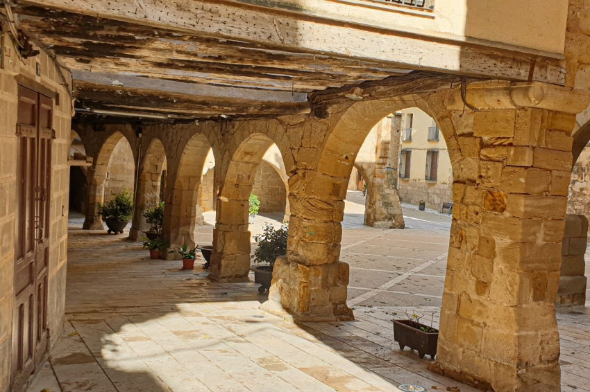 Horta de Sant Joan (Porxos Placa Esglesia 2_1)