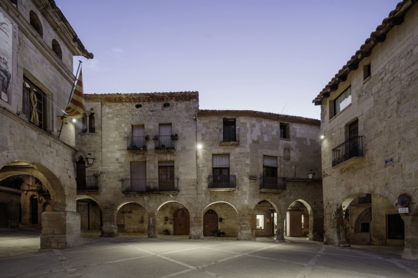 Horta de Sant Joan (Porxos Placa Esglesia_1)