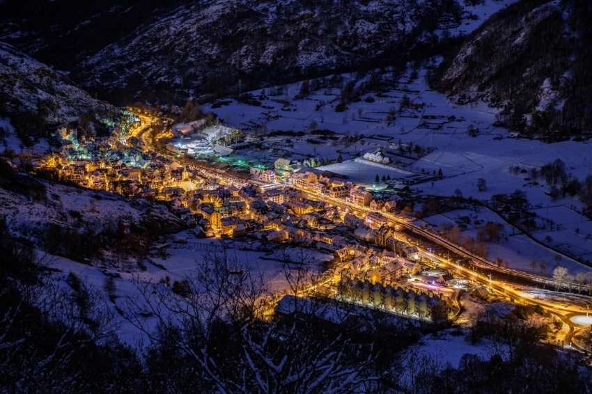 Bossòst (Poble De Bossost De Nit A L Hivern Despres D Una Nevada)