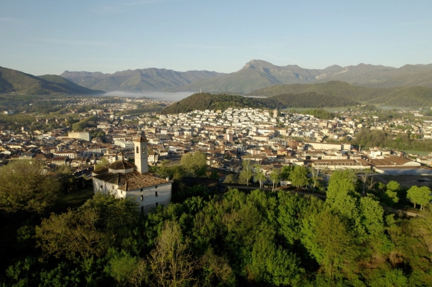 Olot (Vista Ciutat I Muntanyes De Fons)