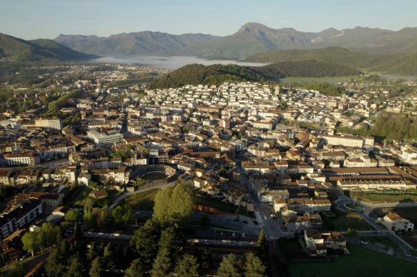 Olot (Vista Ciutat I Muntanyes De Fons)