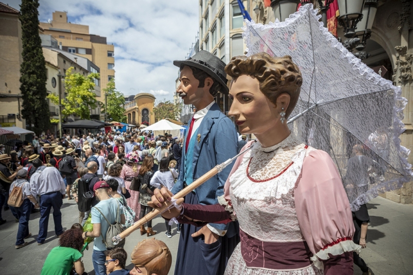 Terrassa (FiraModernistaTerrassa_Gegantonsmodernistes_BadiaCasanova)