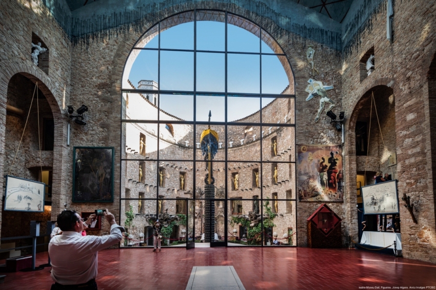 The Triangle Dalinià, following the genius footsteps using the electric car