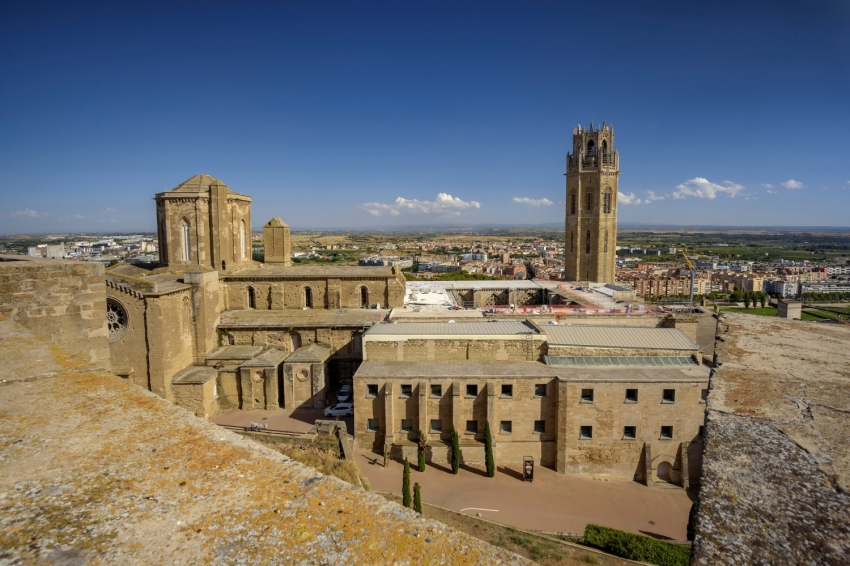 From the murals of Torrefarrera to the flowering fields of Alcarràs in electric car