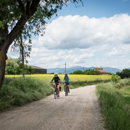 Ruta circular pedalant entre sureres i aigües termals